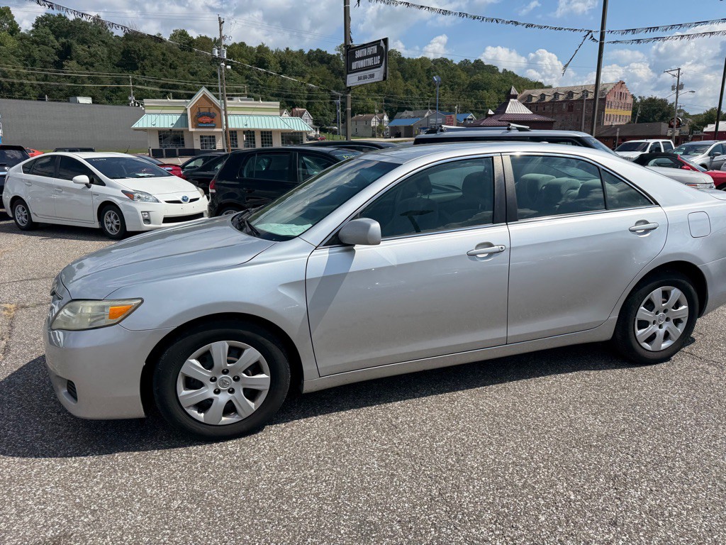 2010 Toyota Camry Image 2