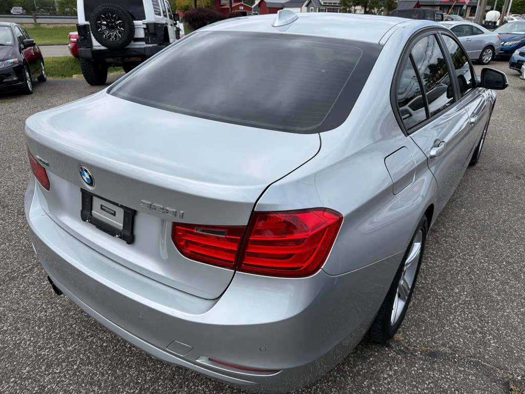2013 BMW 3 Series Image 8