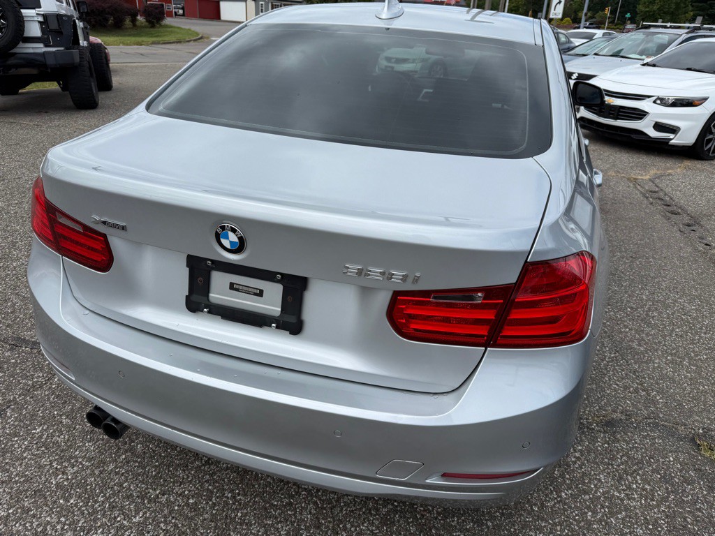 2013 BMW 3 Series Image 9