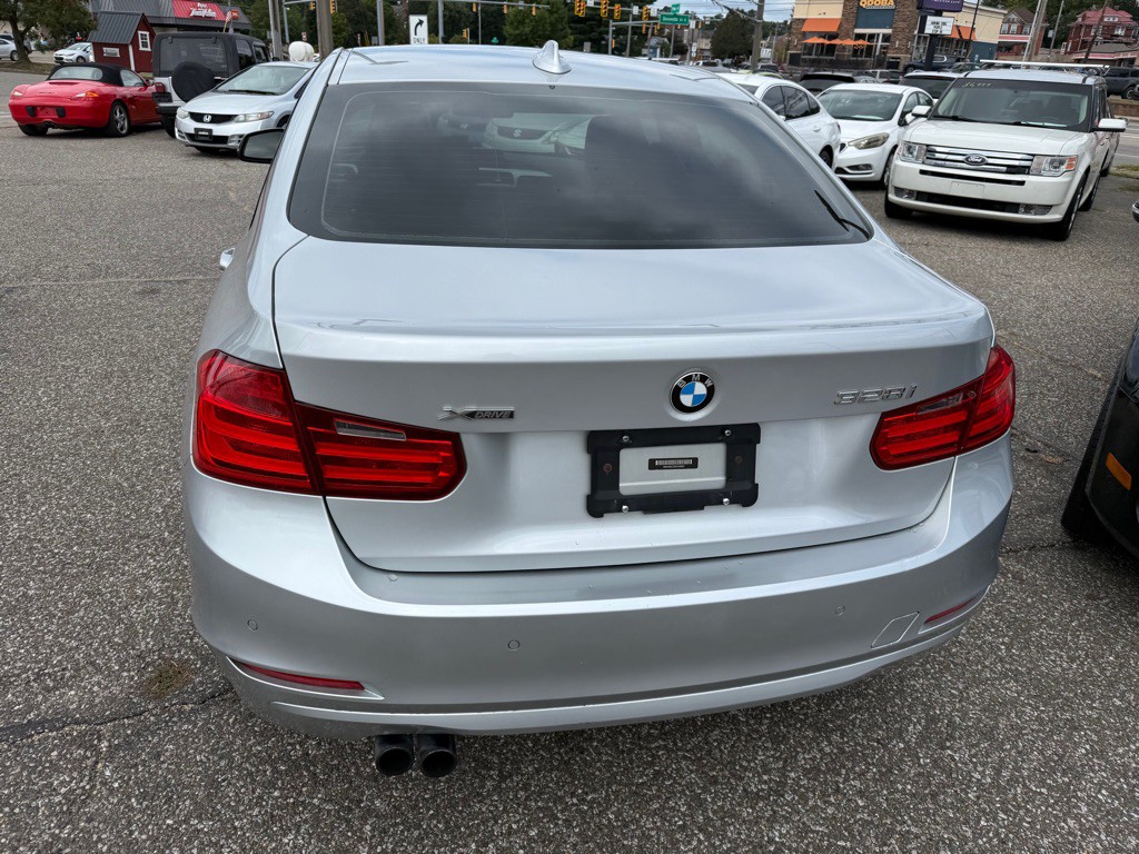 2013 BMW 3 Series Image 10