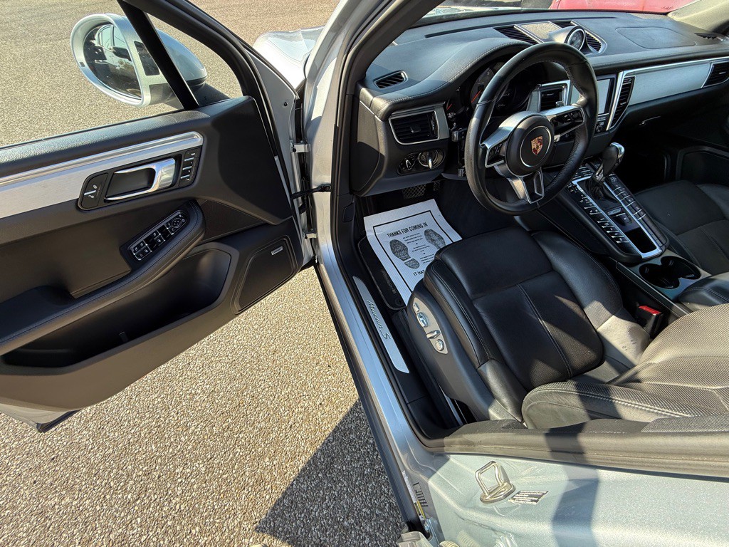 2015 Porsche Macan Image 17