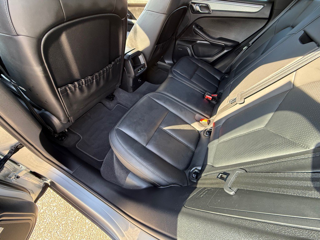 2015 Porsche Macan Image 18