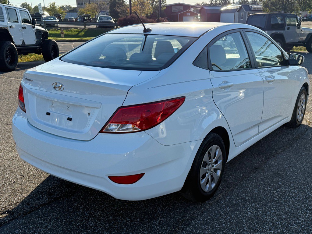 2016 Hyundai Accent Image 8