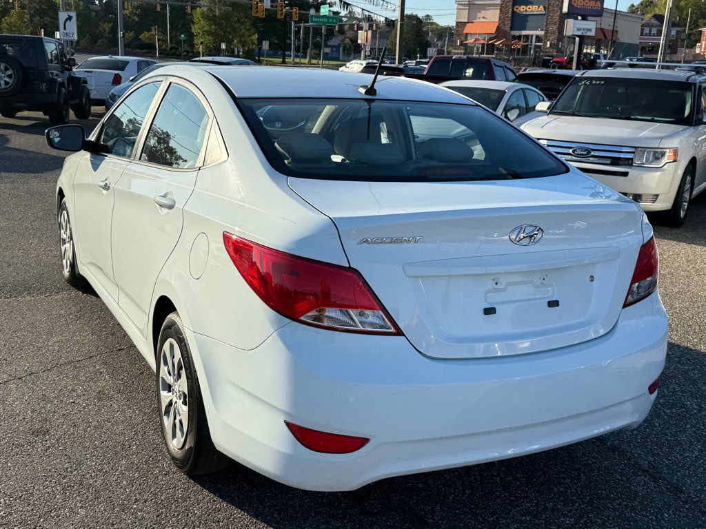 2016 Hyundai Accent Image 10