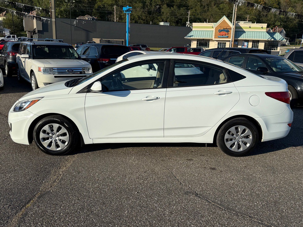 2016 Hyundai Accent Image 11