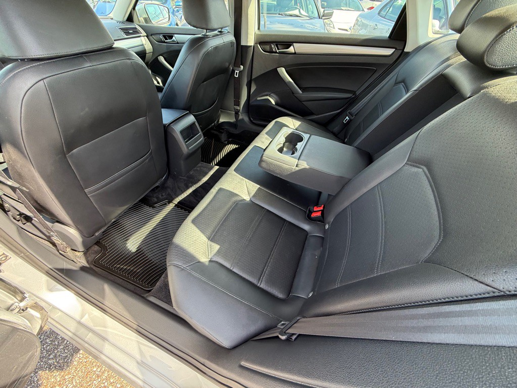 2015 Volkswagen Passat Image 16