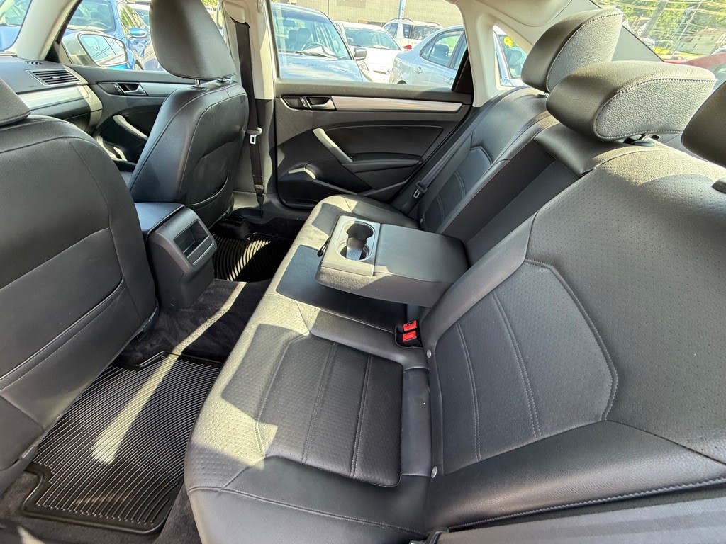 2015 Volkswagen Passat Image 17