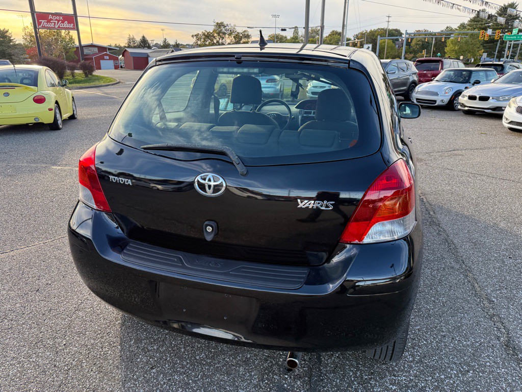 2010 Toyota Yaris Image 8