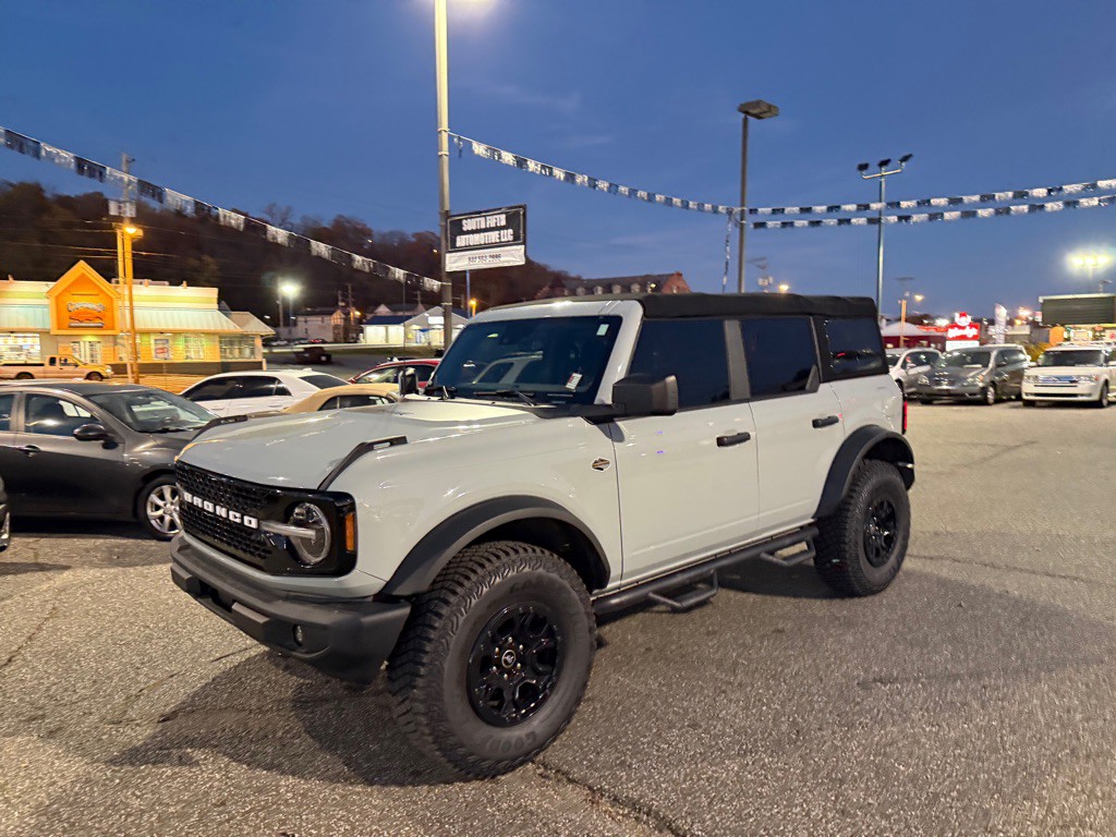 2022 Ford Bronco Image 1