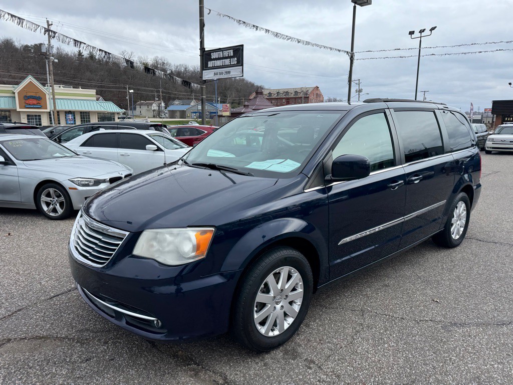 2016 Chrysler Town & Country Image 2