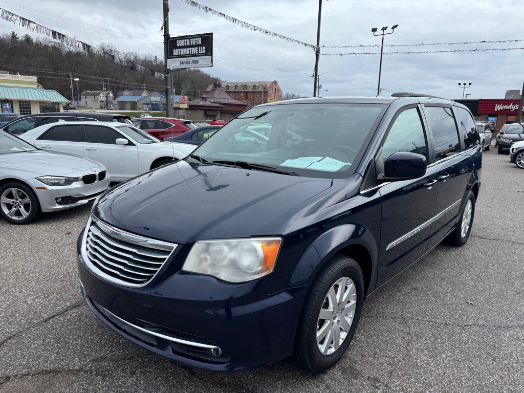 2016 Chrysler Town & Country Image 3
