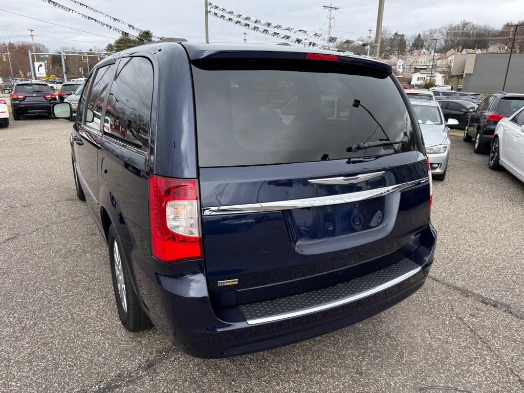 2016 Chrysler Town & Country Image 4