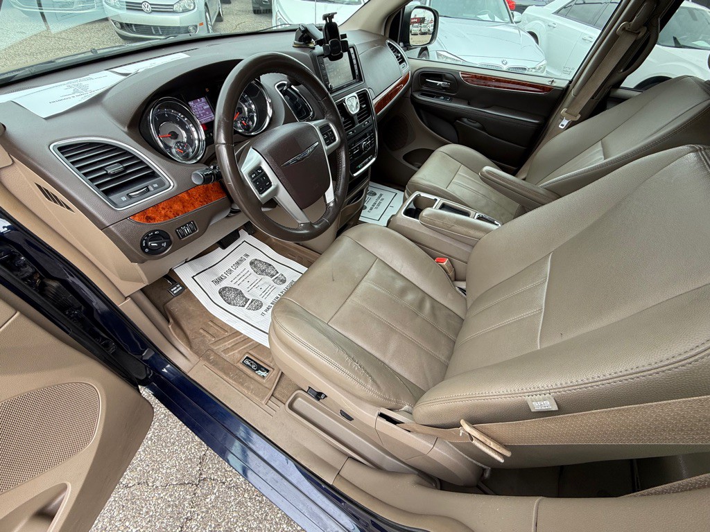 2016 Chrysler Town & Country Image 7