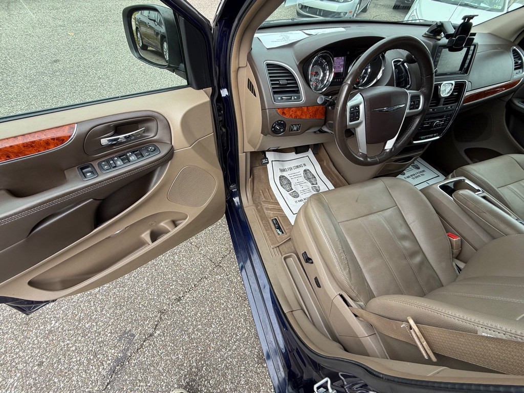 2016 Chrysler Town & Country Image 8
