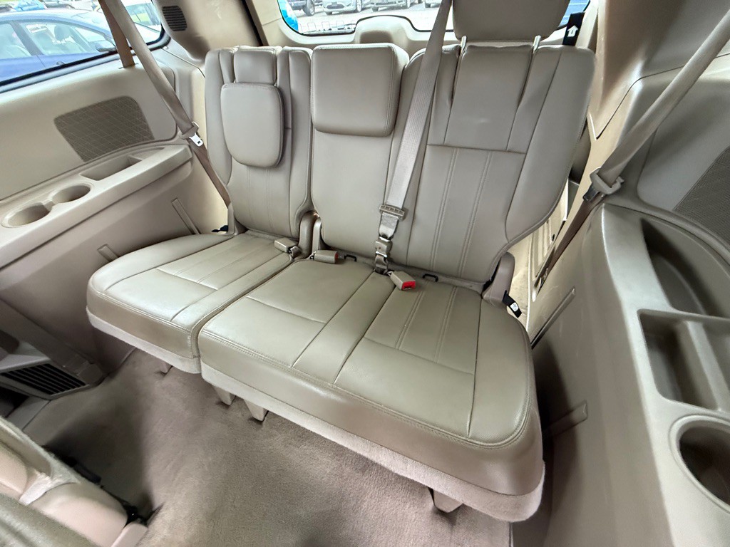 2016 Chrysler Town & Country Image 11