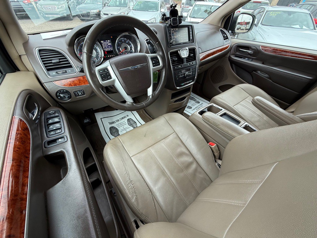 2016 Chrysler Town & Country Image 12