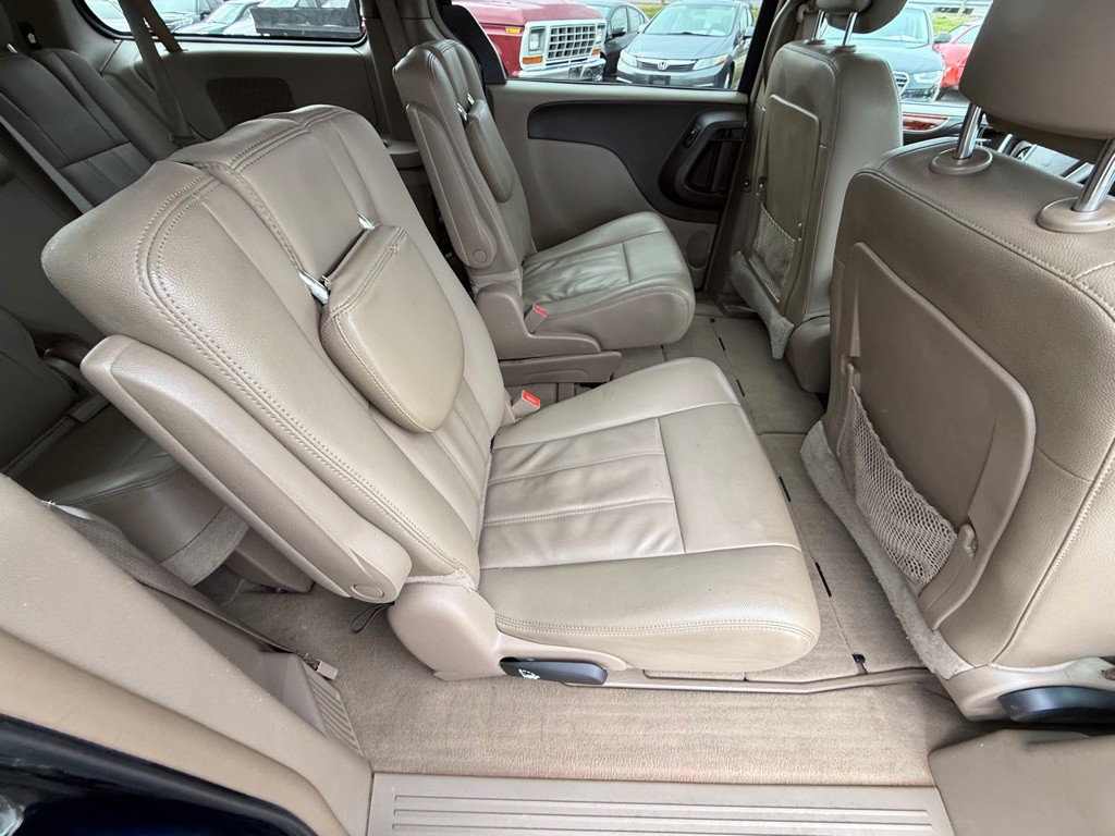 2016 Chrysler Town & Country Image 13