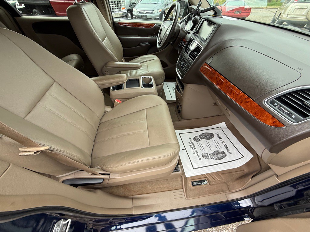 2016 Chrysler Town & Country Image 17