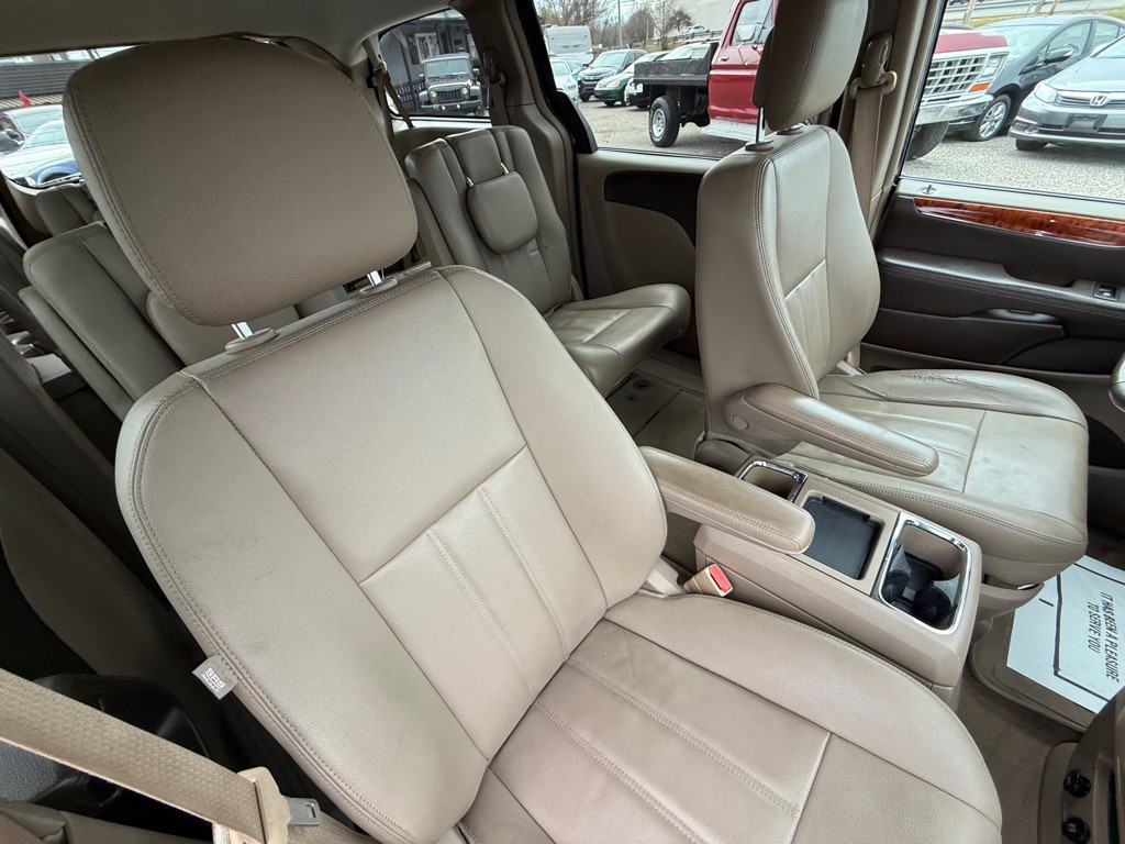 2016 Chrysler Town & Country Image 18