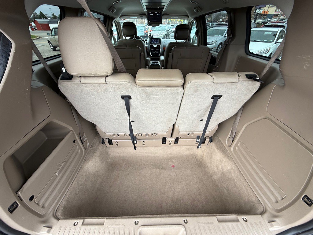 2016 Chrysler Town & Country Image 19