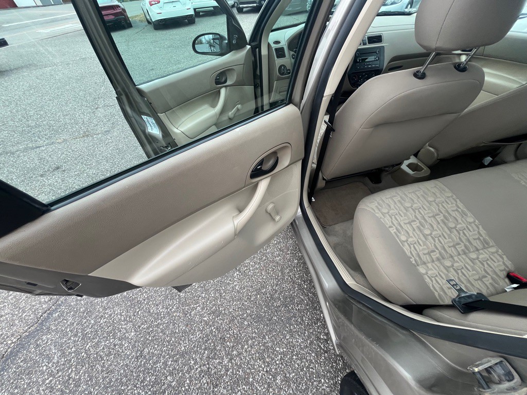 2005 Ford Focus Image 13