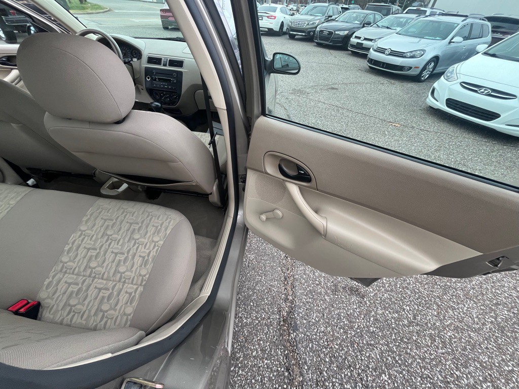 2005 Ford Focus Image 16