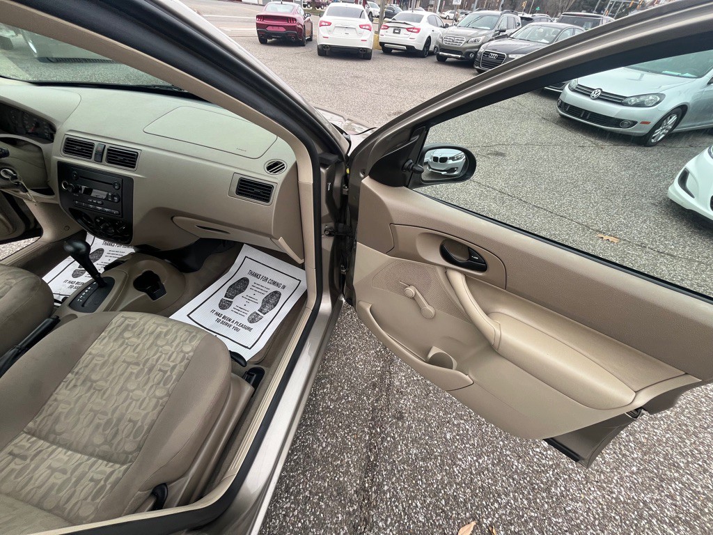 2005 Ford Focus Image 18