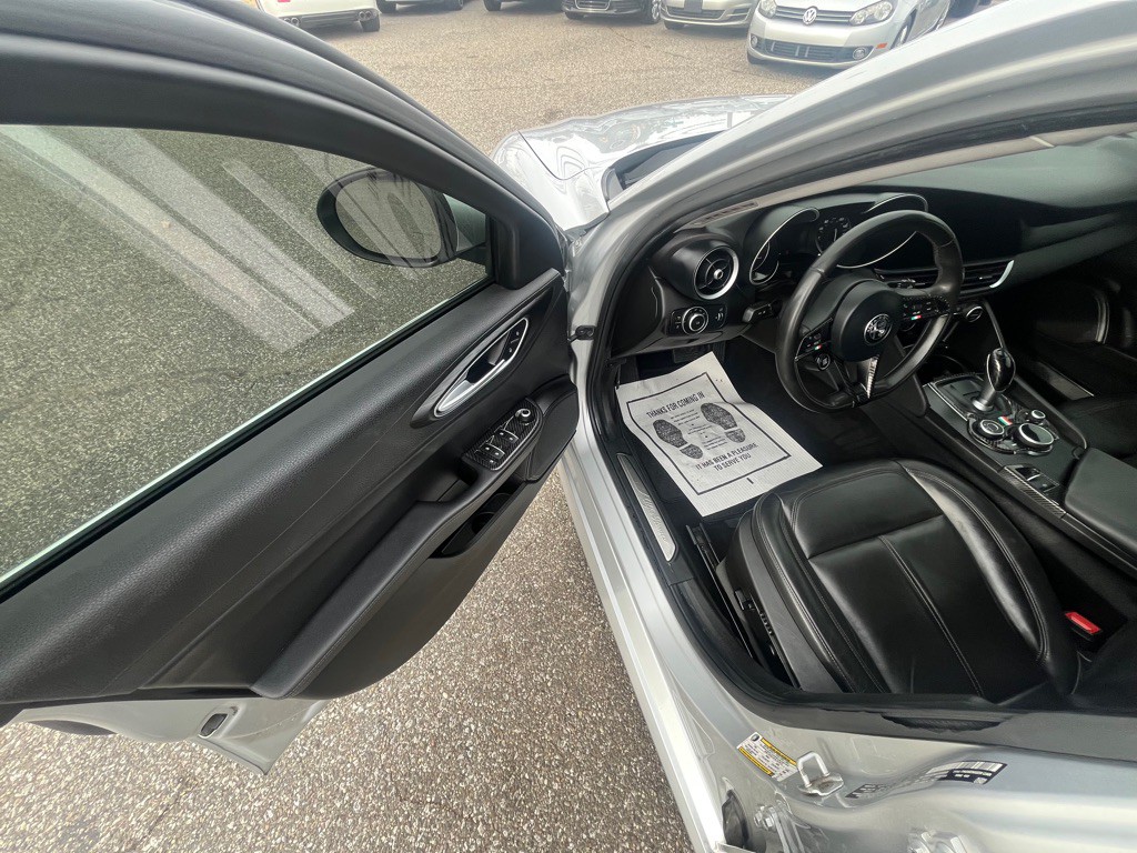 2017 Alfa Romeo Giulia Image 10