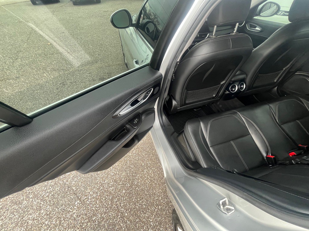 2017 Alfa Romeo Giulia Image 13