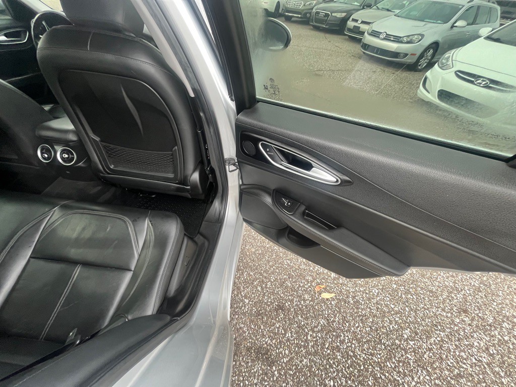 2017 Alfa Romeo Giulia Image 17