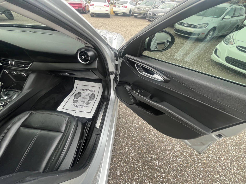 2017 Alfa Romeo Giulia Image 19