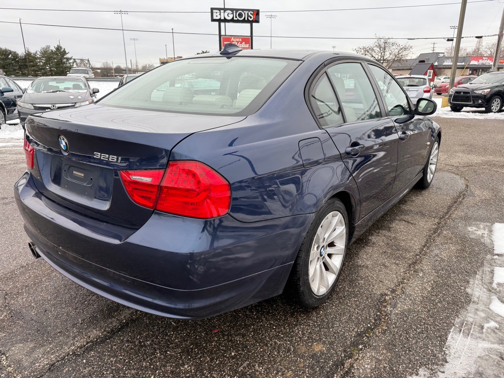 2011 BMW 3 Series Image 9