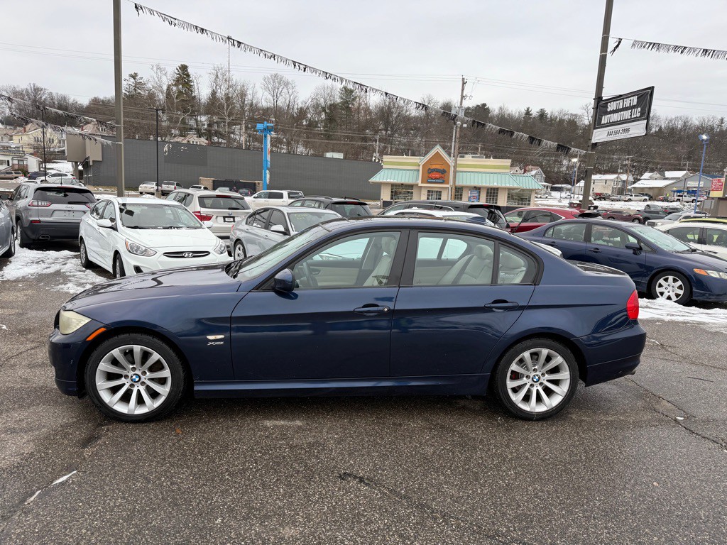 2011 BMW 3 Series Image 12