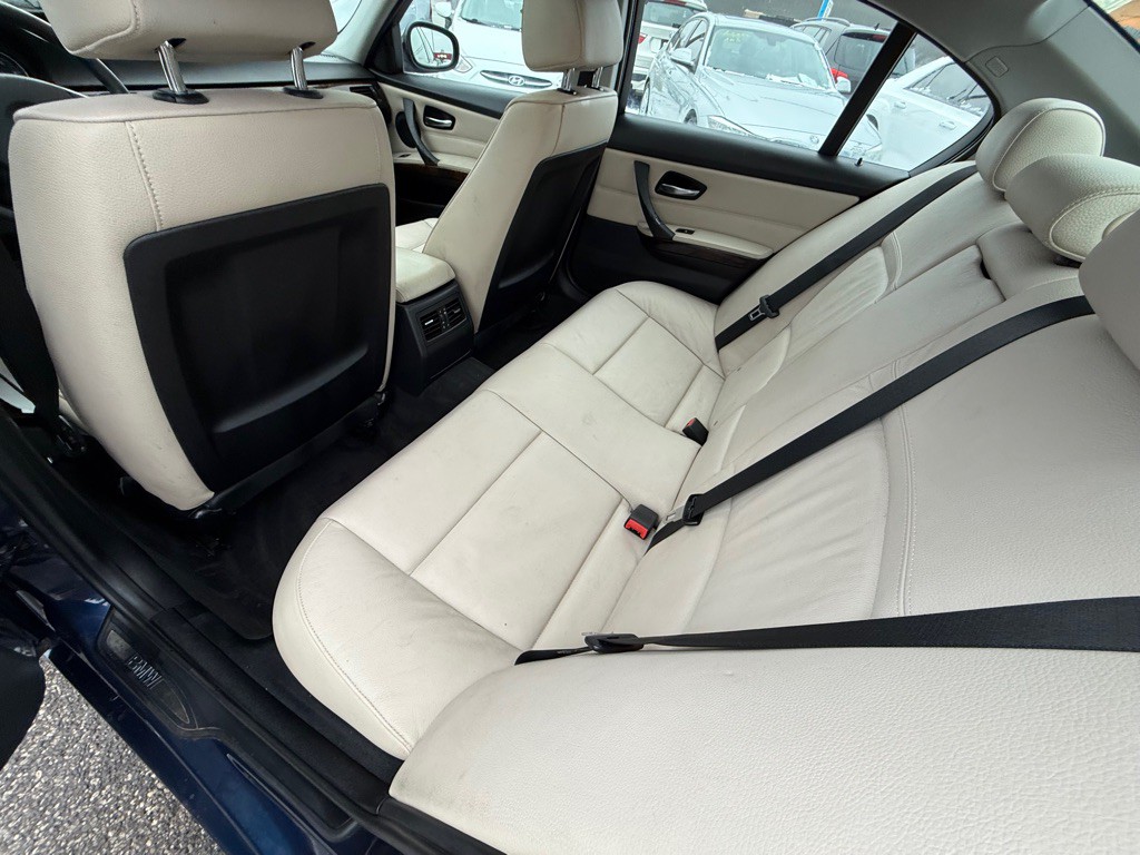 2011 BMW 3 Series Image 15