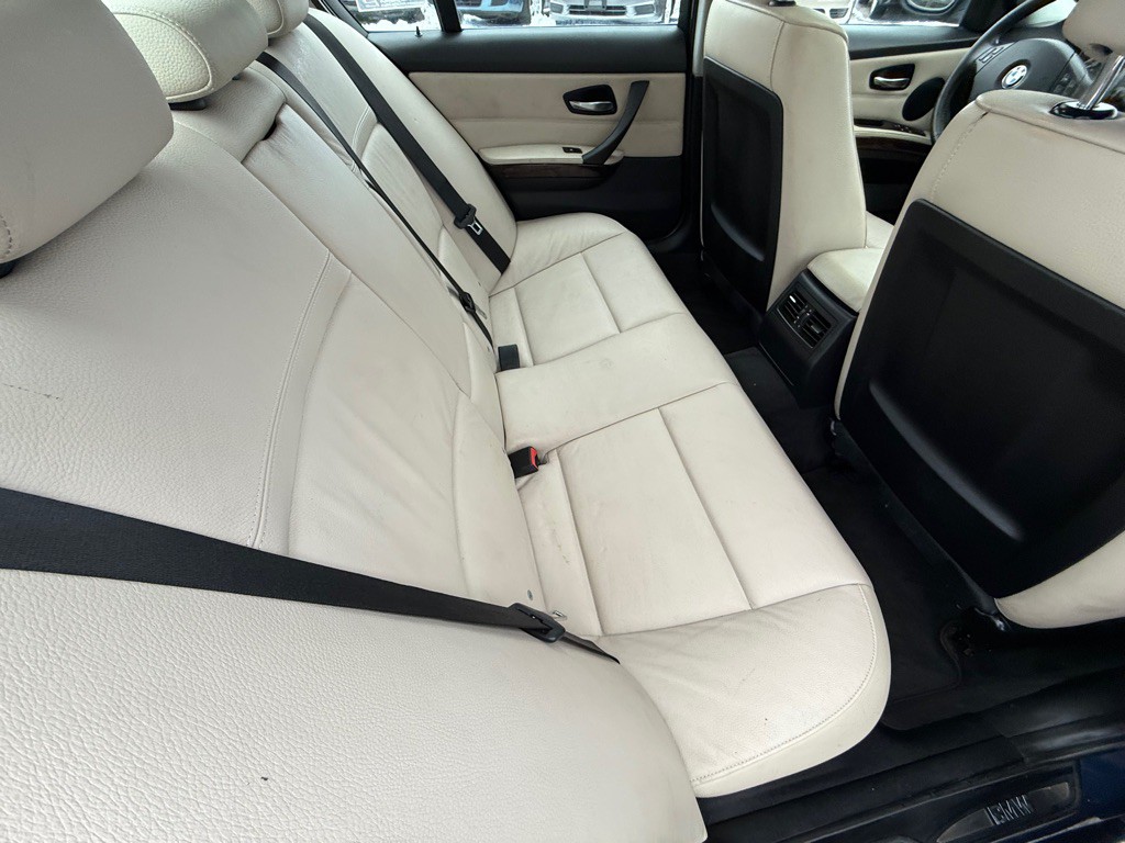 2011 BMW 3 Series Image 16