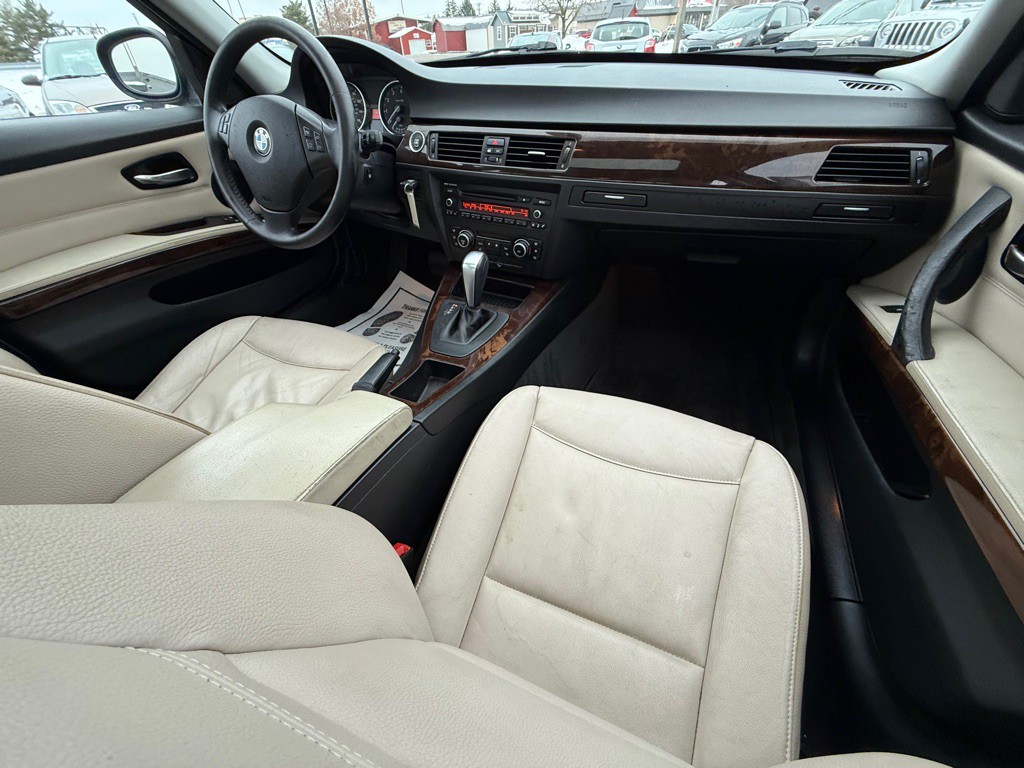 2011 BMW 3 Series Image 17