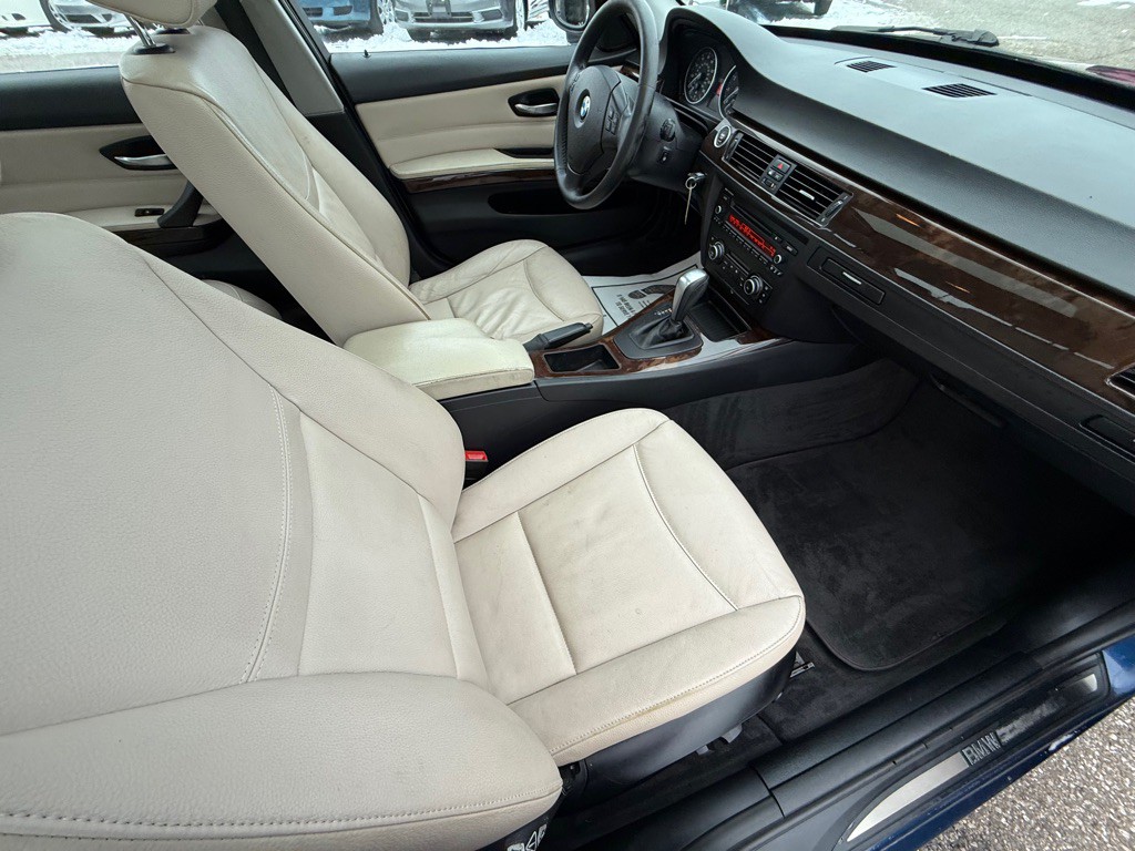 2011 BMW 3 Series Image 18