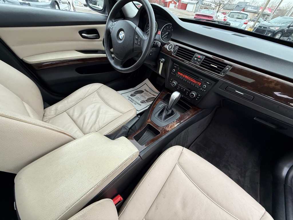 2011 BMW 3 Series Image 19