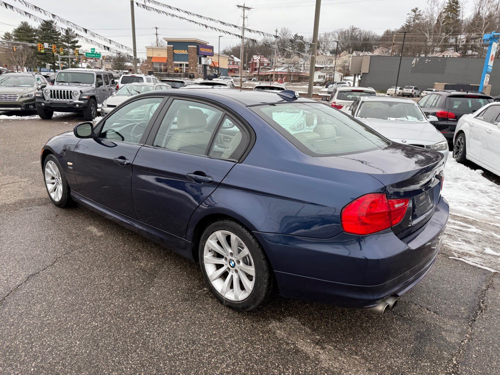 2011 BMW 3 Series Image 21