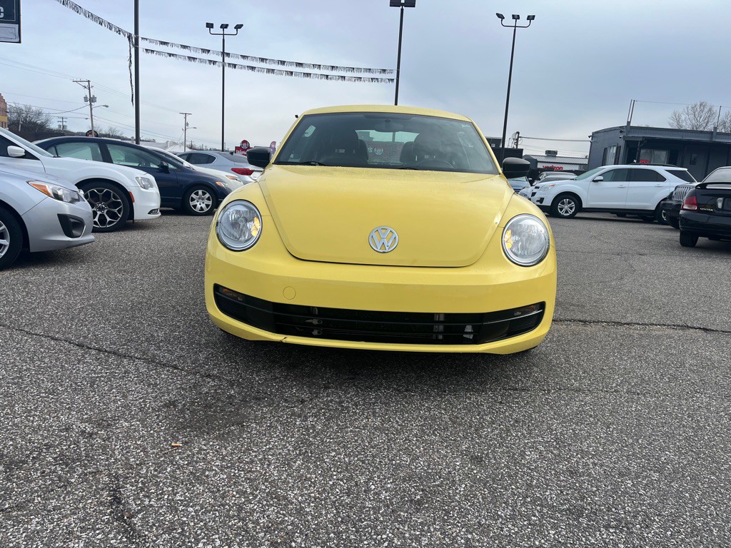 2015 Volkswagen Beetle Image 2