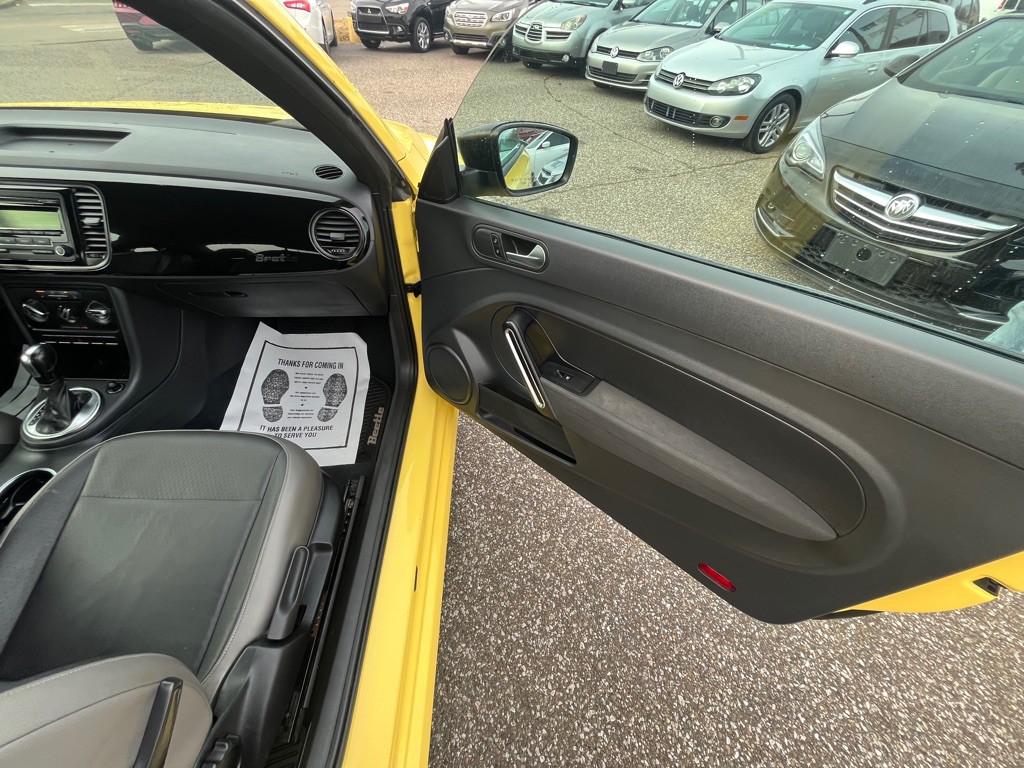 2015 Volkswagen Beetle Image 14