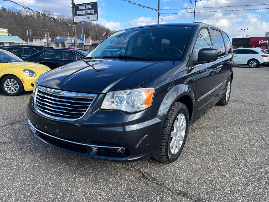2014 Chrysler Town & Country Image 2
