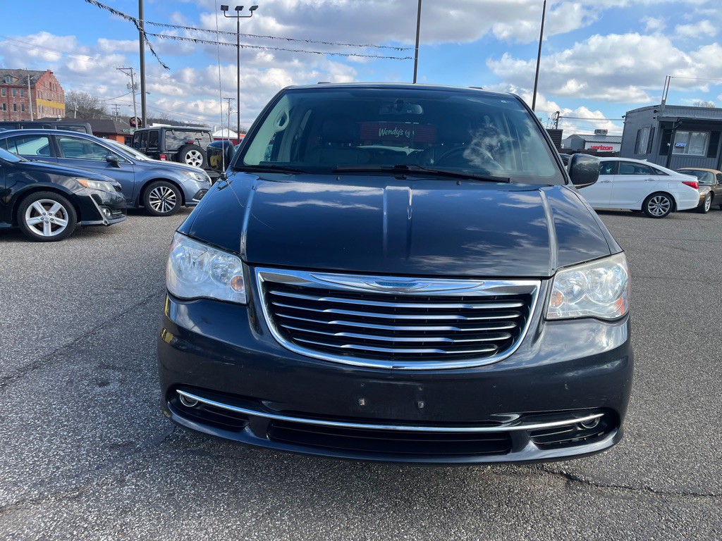 2014 Chrysler Town & Country Image 3