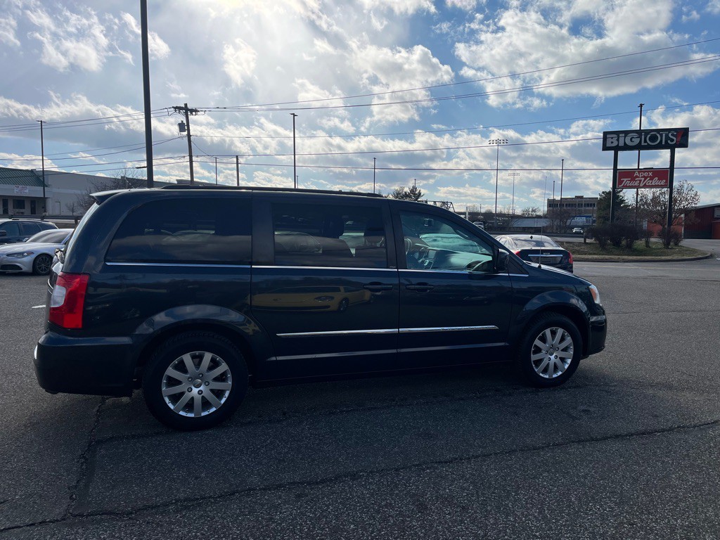 2014 Chrysler Town & Country Image 5