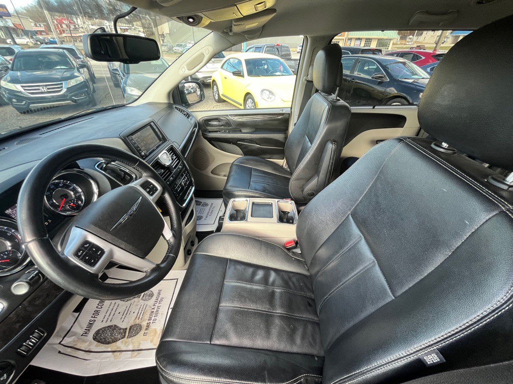 2014 Chrysler Town & Country Image 10