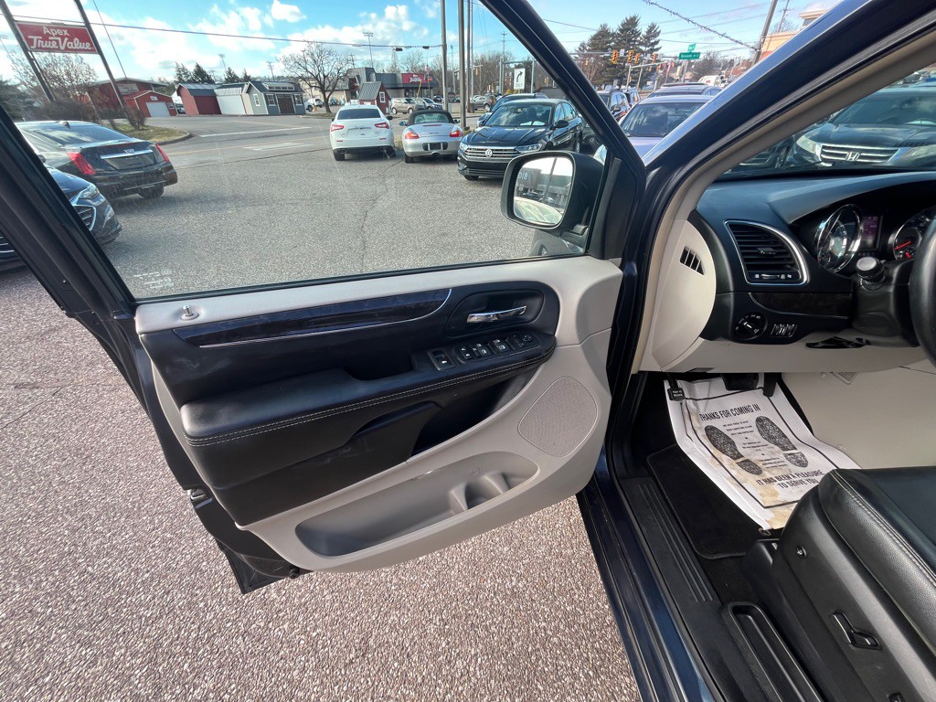 2014 Chrysler Town & Country Image 11