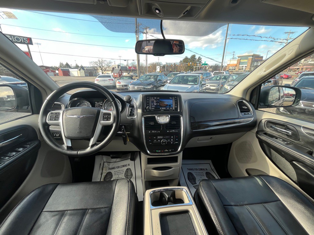 2014 Chrysler Town & Country Image 13