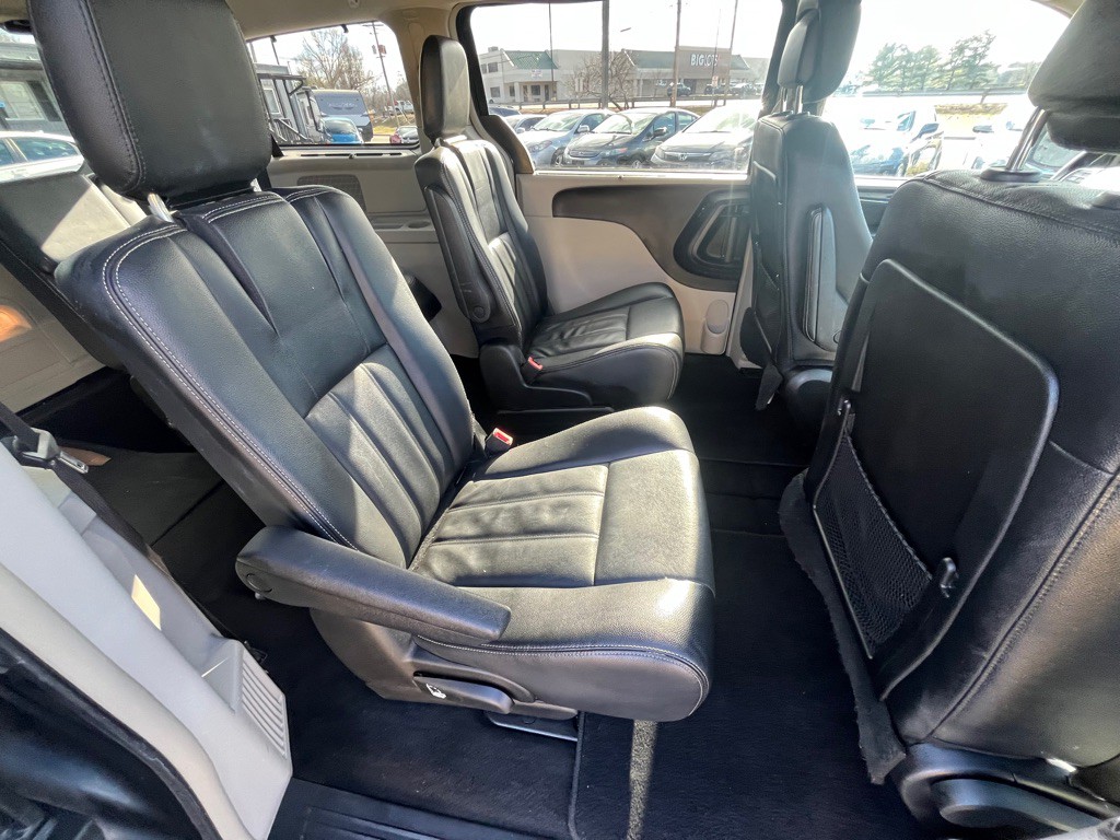 2014 Chrysler Town & Country Image 16