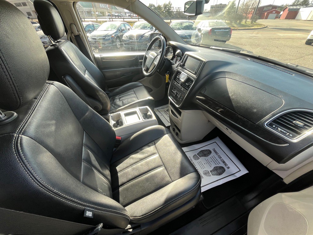 2014 Chrysler Town & Country Image 17