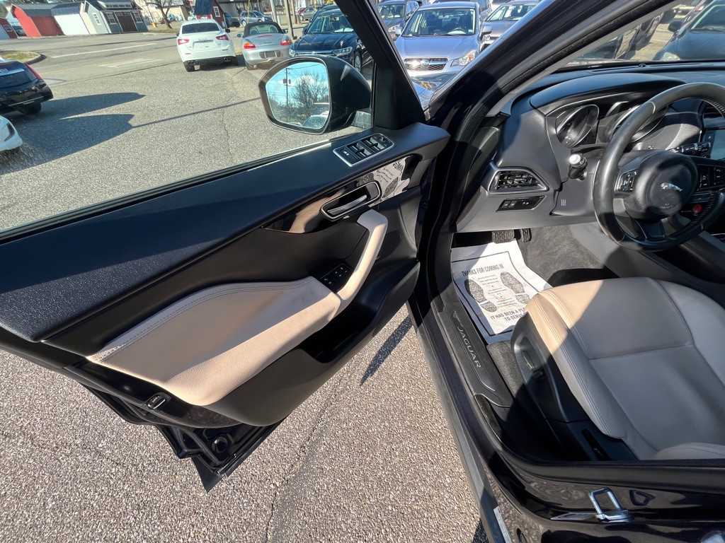 2018 Jaguar F-PACE Image 11